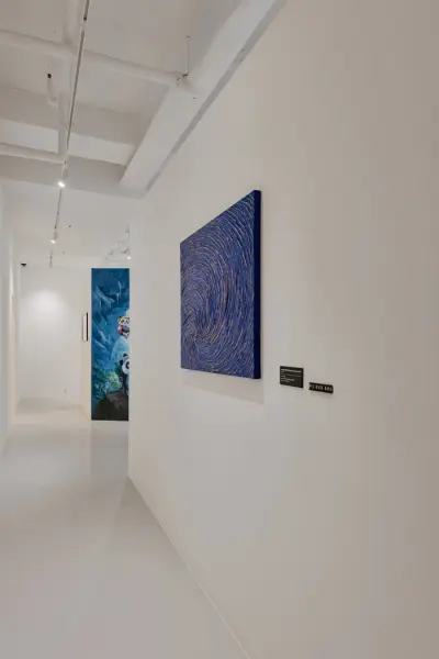 블루 아트워크가 인상적인 화이트 NFT 갤러리